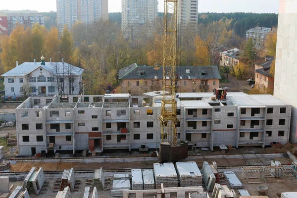 Будівельний майданчик з краном і частиною будівництва бетонних плит Стокова Картинка