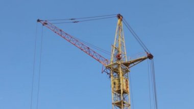 İnşaat sitesi, mavi gökyüzü üzerinde sabit vinç dönüm bir parçası