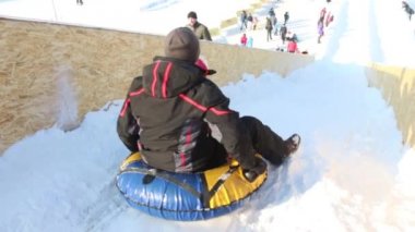 Perm, Rusya Federasyonu - 14 Şubat 2016: Geleneksel kış cazibe snowtubing Perm - şehirde buz ve buz şehirdeki insanlar yapar
