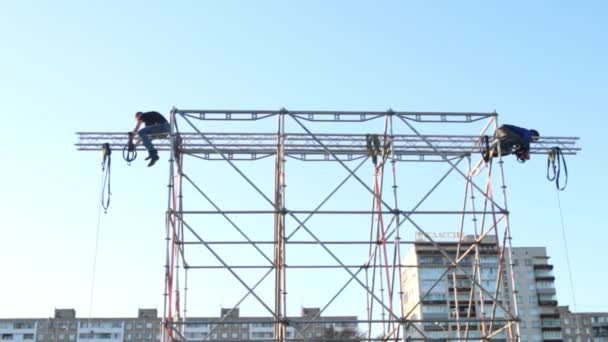 PERM, RUSIA - 26 DE ABR DE 2016: Los trabajadores montan el marco de la etapa al aire libre antes de las vacaciones del 1 de mayo (Día de la Primavera y el Trabajo ) — Vídeos de Stock