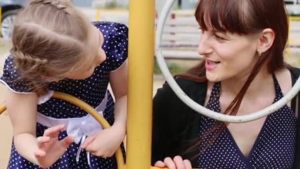 Klein meisje en haar moeder speelt speeltuin in zomerdag — Stockvideo