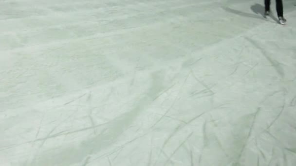 Ноги конькобежца и ручная машина для очистки снега от катка ночью — стоковое видео
