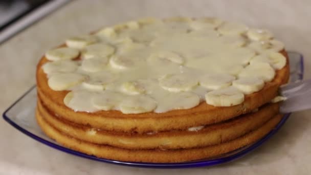 Vrouwelijke handen snijden zelfgemaakte taart met bananen, close-up — Stockvideo