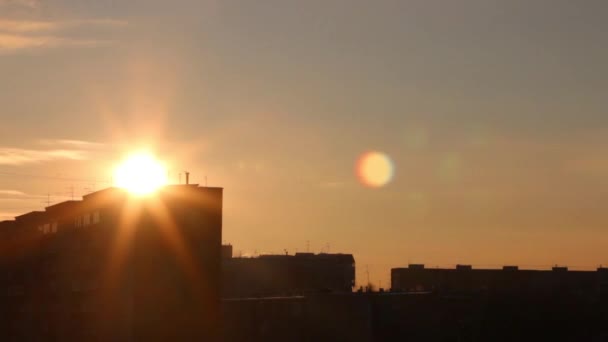 Coucher de soleil et silhouettes des bâtiments résidentiels, temporisation — Video