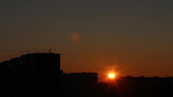 Gyönyörű naplemente és lakóépületek, Időközű sziluettek — Stock videók