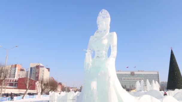 PERM, RUSSIA - FEB 14, 2016: Ледяная скульптура - Лебединая принцесса, Ледовый город в Перми - традиционная зимняя достопримечательность — стоковое видео