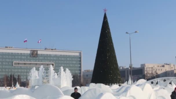 Perm, Federacja Rosyjska - 14 luty 2016: Rzeźby z lodu i choinki, miasto lodu w Perm - tradycyjne zimowe atrakcje — Wideo stockowe