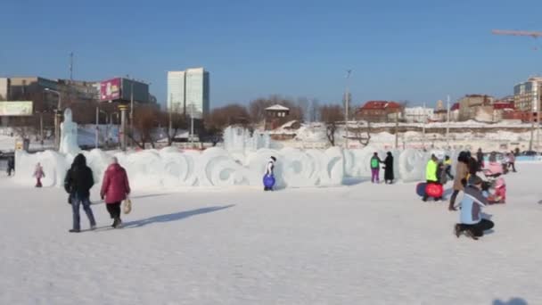 PERM, RUSSIA - FEB 14, 2016: Sculture di ghiaccio e persone, Città di ghiaccio a Perm - tradizionale attrazione invernale — Video Stock