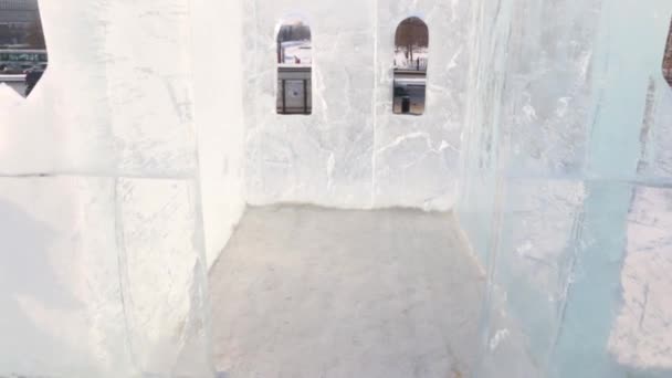 Στο εσωτερικό μεγάλο παγωτό κάστρο στην πόλη με δρόμο στην ηλιόλουστη χειμωνιάτικη ημέρα — Αρχείο Βίντεο