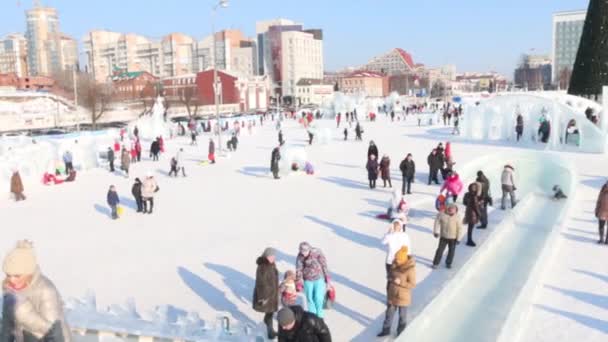 Perm, Rusya - 14 Şubat 2016: Buz slayt, Perm - geleneksel kış cazibe kasabada buz — Stok video
