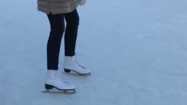 Buz patencisi güneşli kış günü, buz pateni pisti üzerinde bacaklarına — Stok video