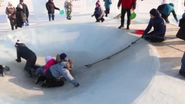 Perm, Rusya - 14 Şubat 2016: Büyük buz plaka, Perm - geleneksel kış cazibe kasabada buz çocuklarda — Stok video