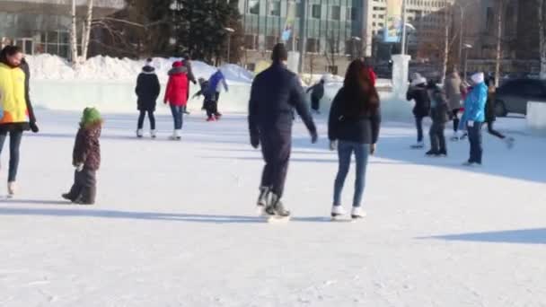 Perm, Rusland - 14 Feb 2016: Mensen rusten op de ijsbaan in de stad van ijs, Ice town in Perm - traditionele winter attractie — Stockvideo
