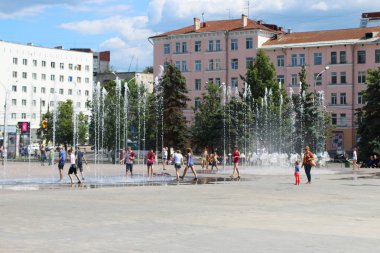 Perm, Rusya - 16 Haziran 2016: Mutlu çocuk oyun kuru founta ile
