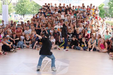 Perm, Rusya Federasyonu - 12 Haziran 2016: Street adam dansları Festivali mücadele
