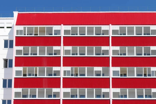 Součástí obytné budovy s červeným balkony a dvojité glazi — Stock fotografie