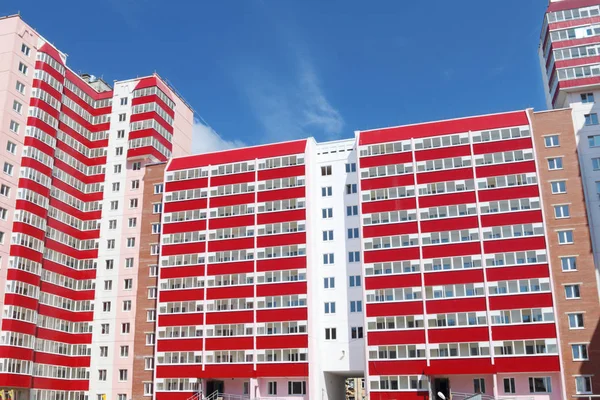 Teil eines rosafarbenen Wohnhauses mit Balkon am sonnigen Tag, c — Stockfoto