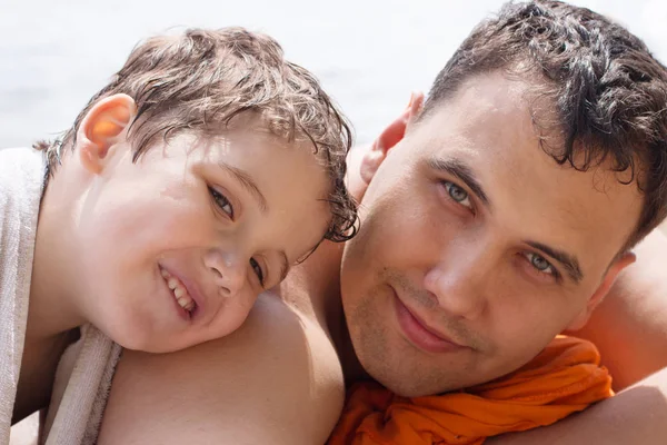 Happy handsome little boy with his father near river shore at su — Stock Photo, Image