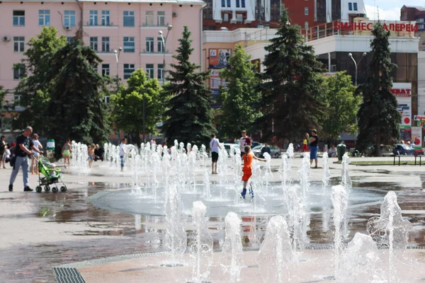 PERM, RUSSIA - 16 GIUGNO 2016: La gente cammina vicino alla fontana asciutta, Nuovo — Foto Stock