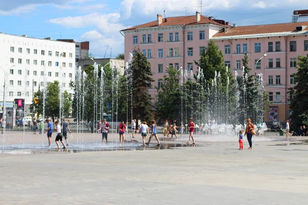 Perm, Rusya - 16 Haziran 2016: Mutlu çocuk oyun kuru founta ile