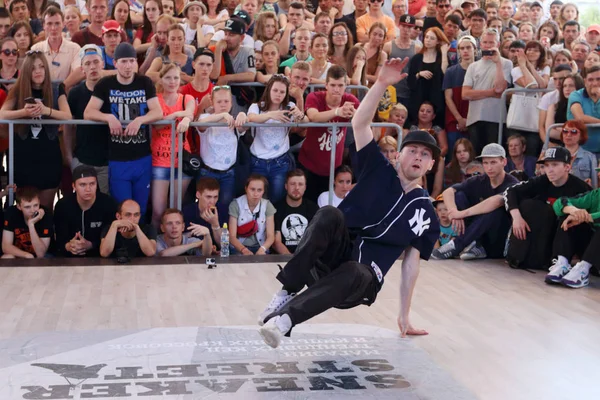 Perm, Federacja Rosyjska - 12 Czerwiec 2016: Młody człowiek tańczy breakdance w Düsse — Zdjęcie stockowe