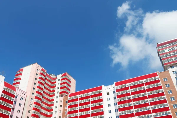 Součástí obytné budovy s balkony na slunečný den, mraky Stock Obrázky
