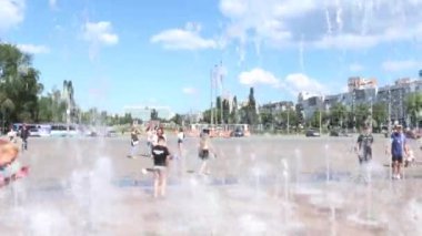 (slow motion) Gençler kuru çeşmede eğleniyor, Perm'de yeni ışık ve müzik çeşmesi 2015 yılında açıldı