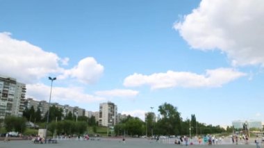 İnsanlar şehirde kuru çeşme yakınındaki yaz gününde yürüyüş