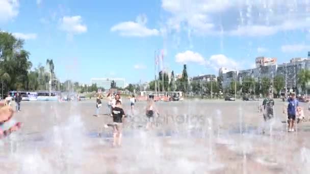 (慢动作） 青年在干喷泉的乐趣，新光和音乐喷泉在佩尔姆于2015年开放 — 图库视频影像