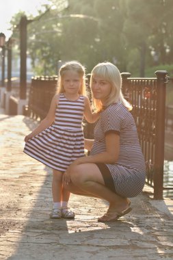 Hamile anne ve sevimli küçük kızı güneşli summe poz