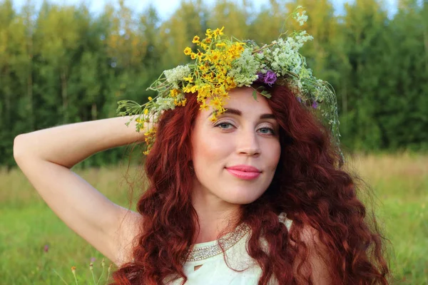 Ładna dziewczyna w wieniec i z uśmiechem rude włosy, odkryty w lato — Zdjęcie stockowe