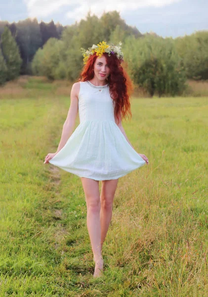 여름 화창한 날에 풀밭에 화 환 포즈에 맨발 여자 — 스톡 사진