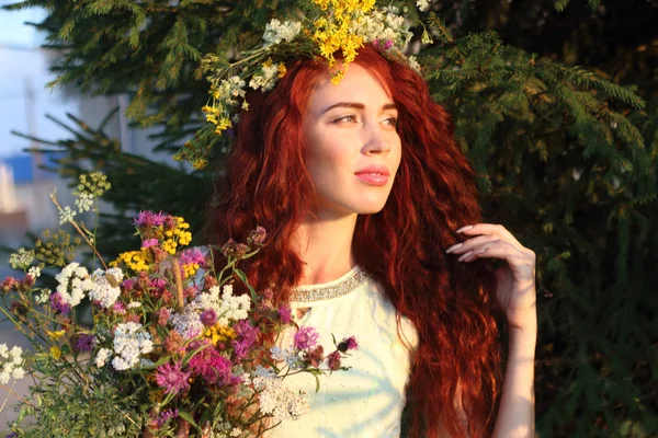 Mulher bonita em grinalda com cacho de flores perto de abeto em — Fotografia de Stock