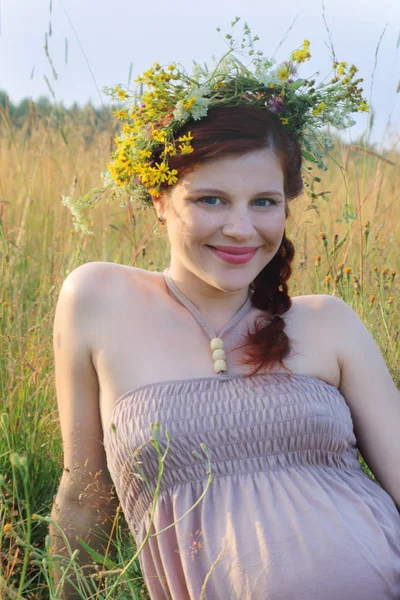 Hermosa mujer pecosa en corona sonríe en el campo amarillo en suma —  Fotos de Stock