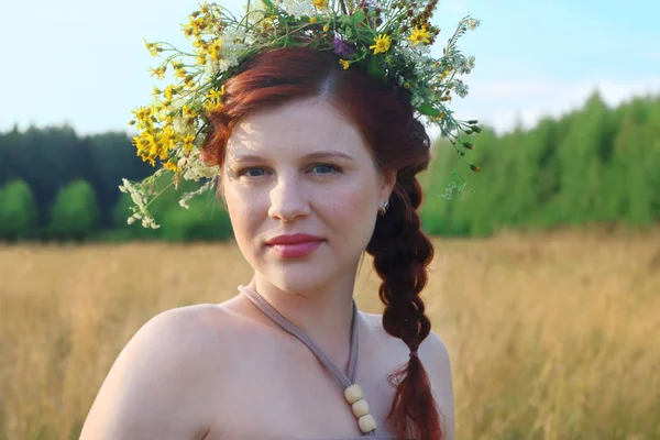 Beautiful freckled woman in wreath in dry field at summer day — Stock Photo, Image