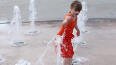 Çeşme yaz şehirde ile mutlu kız paten üzerinde çalış