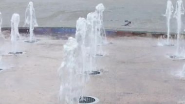 Su çeşme yaz kasaba meydanında
