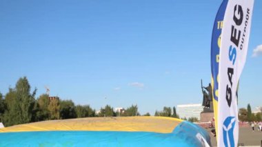 Bisikletçi büyük hava yastığı içine Perm Bölgesi Aeromat atlar Şampiyonası sırasında atlar.