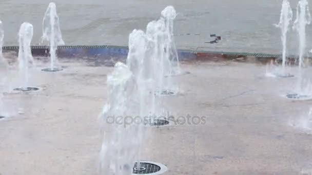 Water of fountain on square in summer town — Stock Video