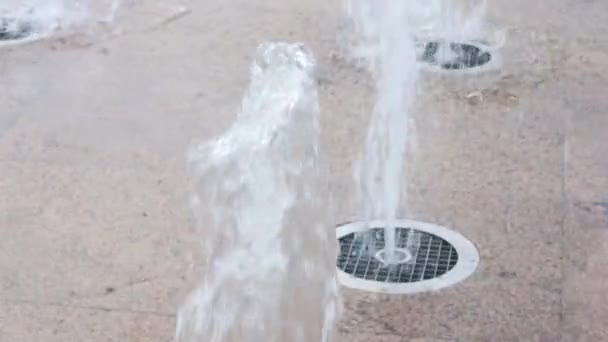 Water of fountain in summer town — Stock Video