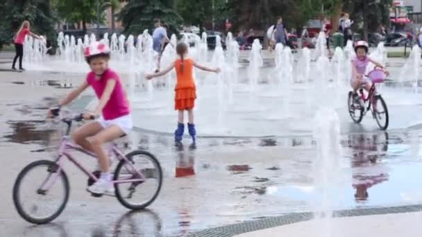 Glückliche Kinder spielen mit Trockenbrunnen, neuer Licht- und Musikbrunnen in Dauerwelle wurde 2015 eröffnet — Stockvideo