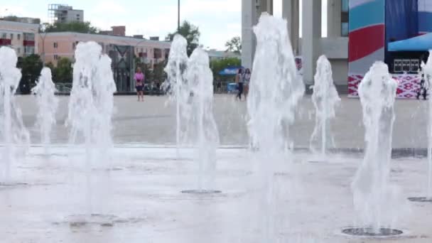 Wasser aus dem Trockenbrunnen auf dem Platz im Sommer — Stockvideo