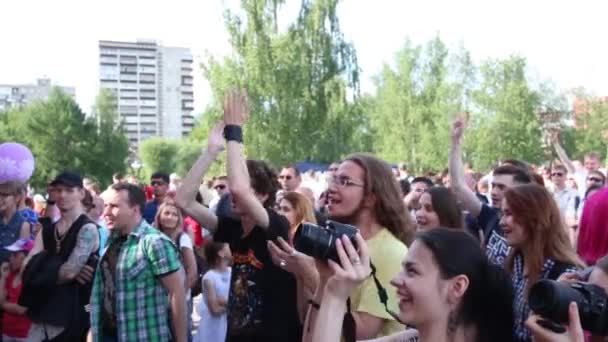 Espectadores no festival durante as férias de Dia da Rússia — Vídeo de Stock