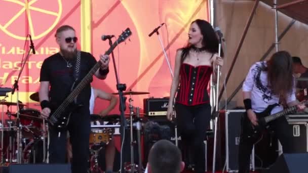 Vorongrai rock grubu gün Rusya'nın tatil sırasında sokak sahnede — Stok video