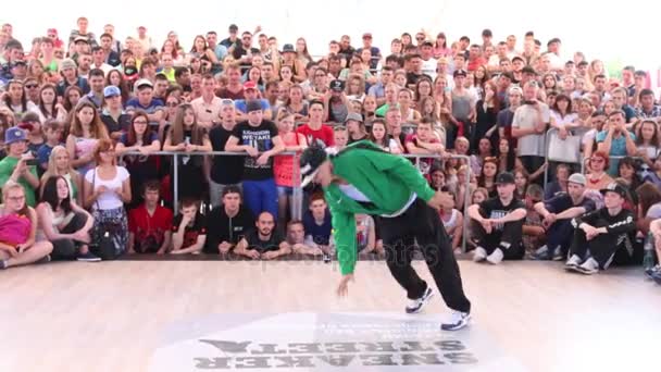 Breakdancer show no festival de luta de rua no palco de rua durante o feriado do Dia da Rússia — Vídeo de Stock