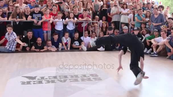 Breakdancer dança no festival de luta de rua no palco de rua durante o feriado do Dia da Rússia — Vídeo de Stock