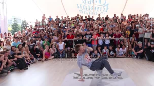 Guy dança breakdance no festival de luta de rua no palco de rua durante o feriado do Dia da Rússia — Vídeo de Stock