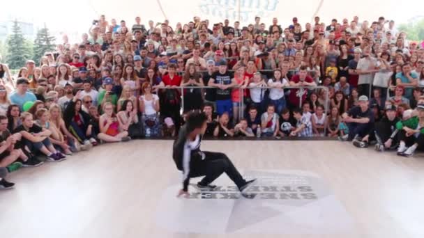 Jovem dança breakdance no festival de luta de rua no palco de rua durante o feriado do Dia da Rússia — Vídeo de Stock