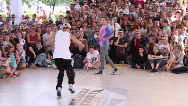 Homem dança no festival de luta de rua no palco de rua durante o feriado do Dia da Rússia — Vídeo de Stock