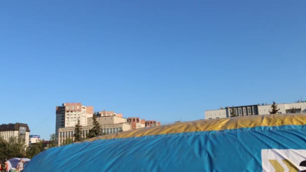 (Mouvement lent) Cycliste tourne dans l'air pendant Big Air Bag saute championnat de la région de Perm — Video